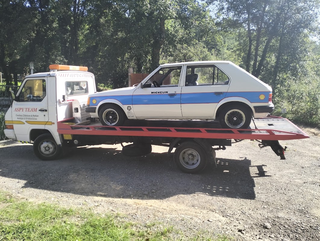 Equipo Aspy Team con coches clásicos